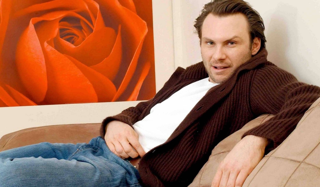 Christian Slater Pose for 1024 x 600 widescreen resolution