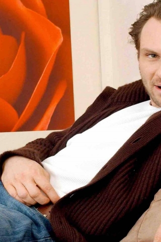 Christian Slater Pose for 320 x 480 iPhone resolution