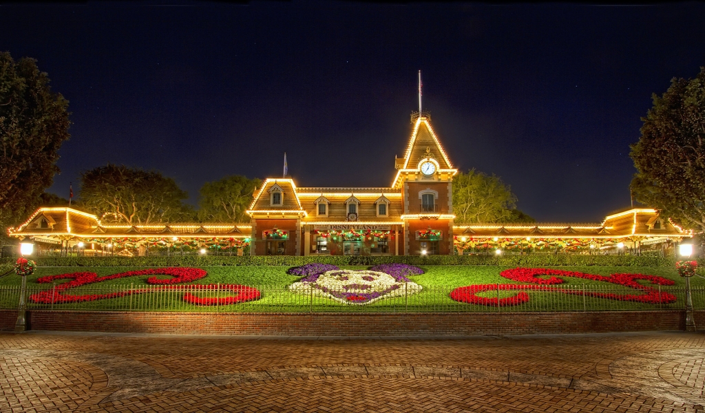 Christmas at Disneyland for 1024 x 600 widescreen resolution