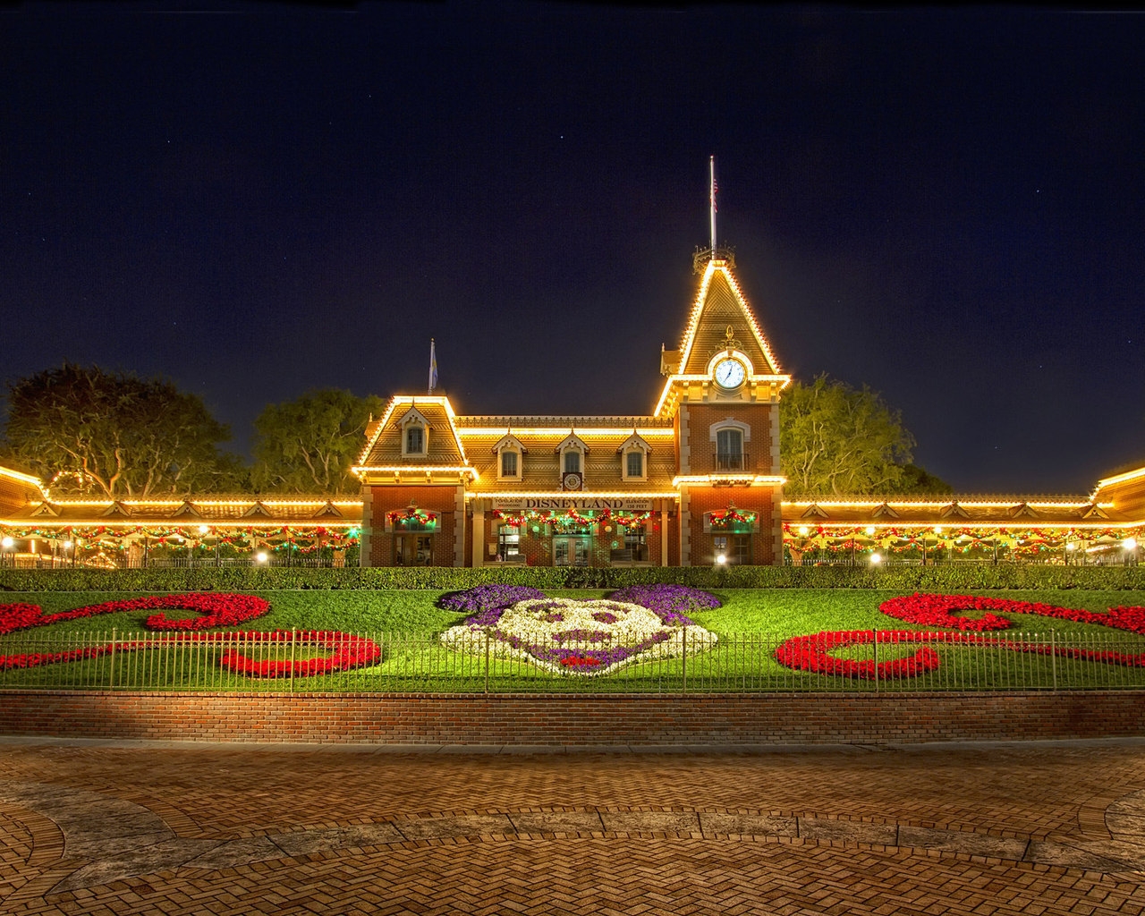 Christmas at Disneyland for 1280 x 1024 resolution