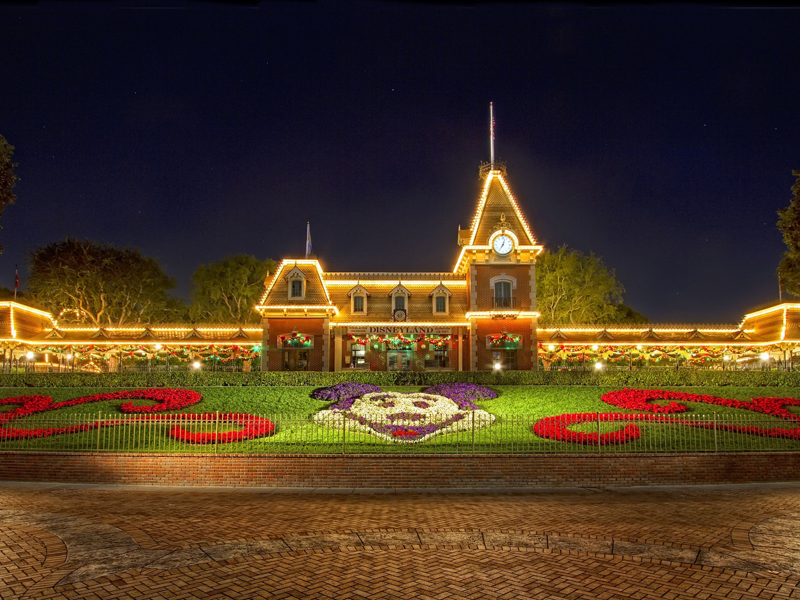 Christmas at Disneyland for 1600 x 1200 resolution