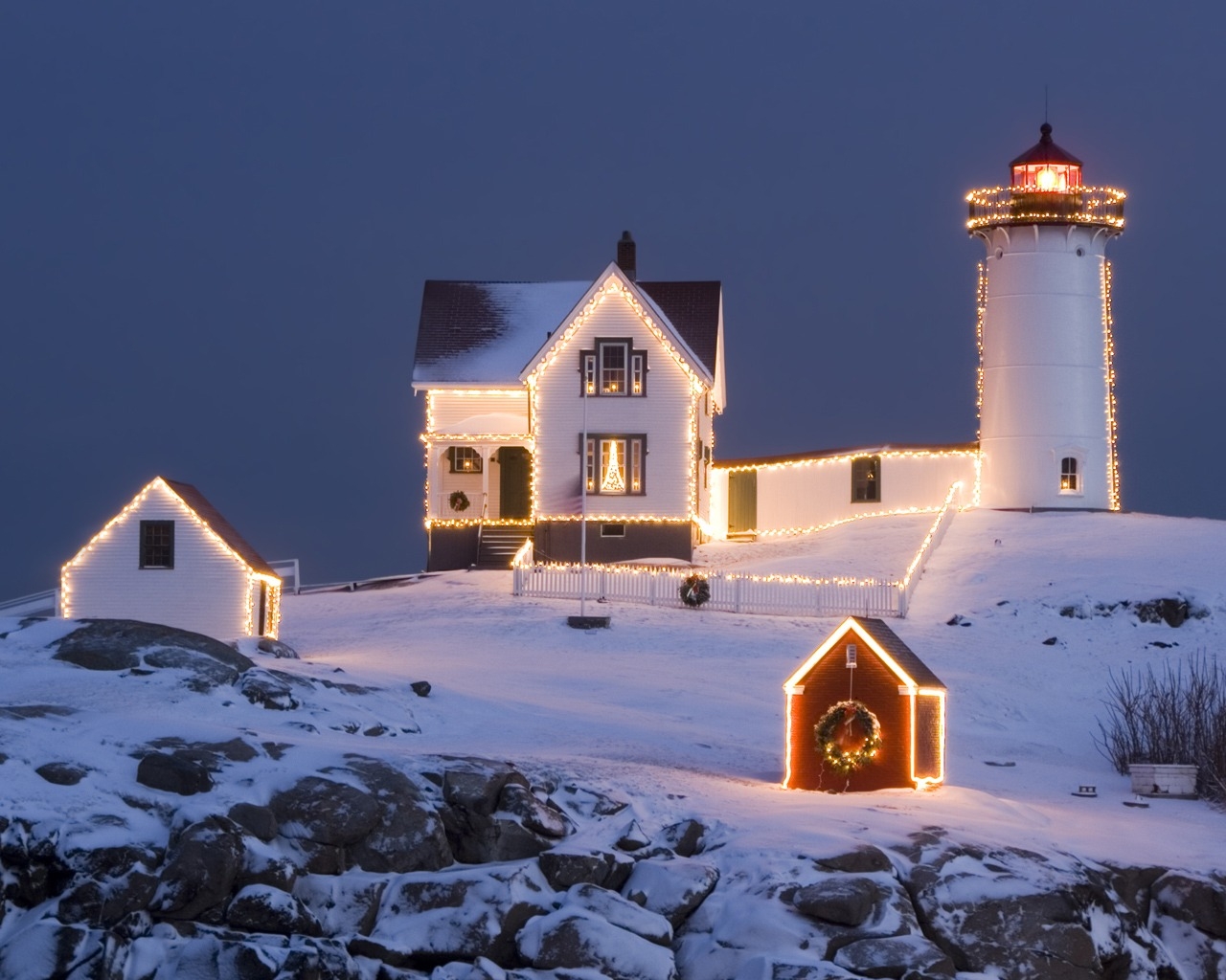 Christmas Lighthouse for 1280 x 1024 resolution