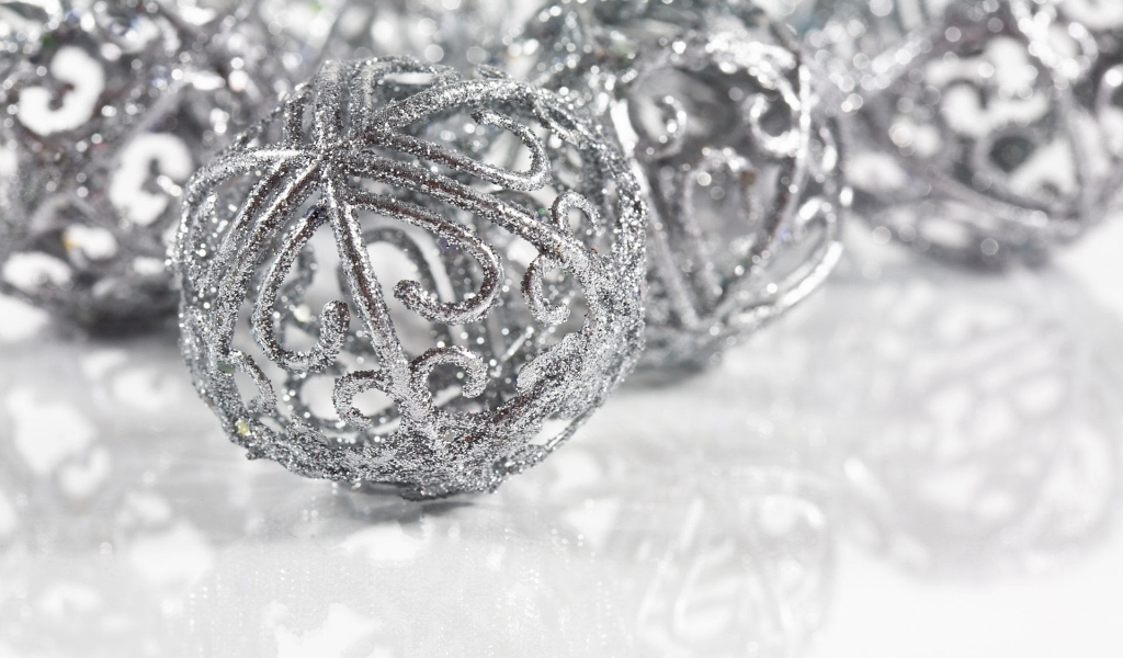 Christmas Snow Globes for 1024 x 600 widescreen resolution