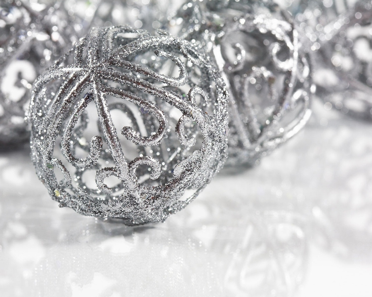 Christmas Snow Globes for 1280 x 1024 resolution