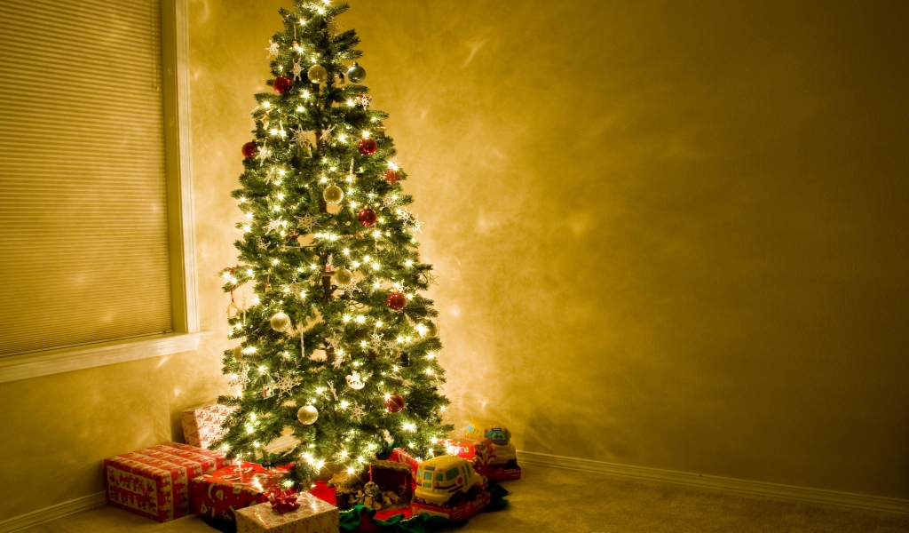 Christmas Tree Beautiful for 1024 x 600 widescreen resolution
