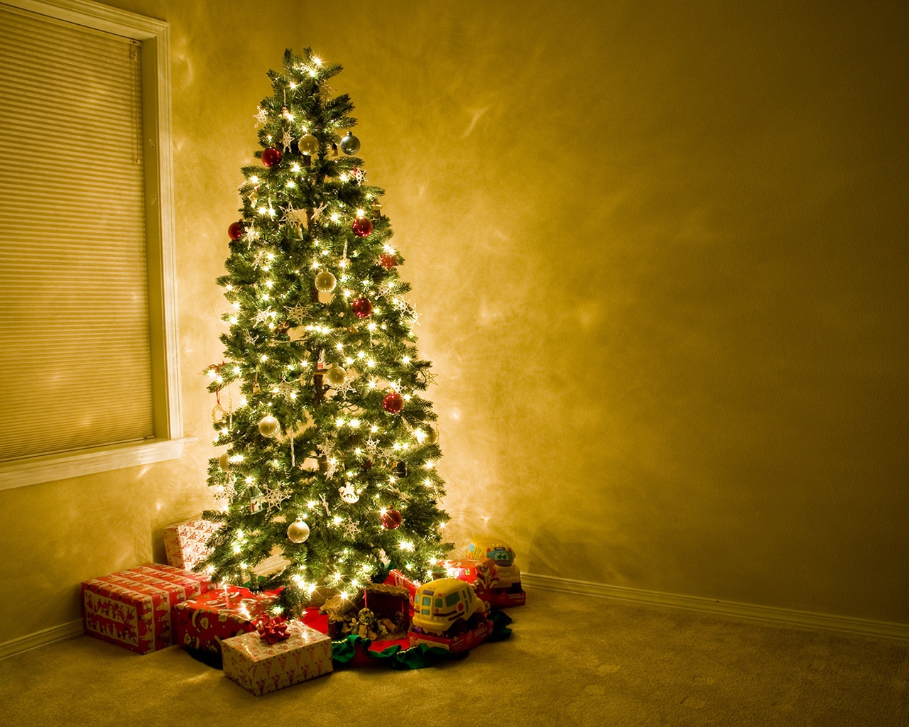 Christmas Tree Beautiful for 1280 x 1024 resolution