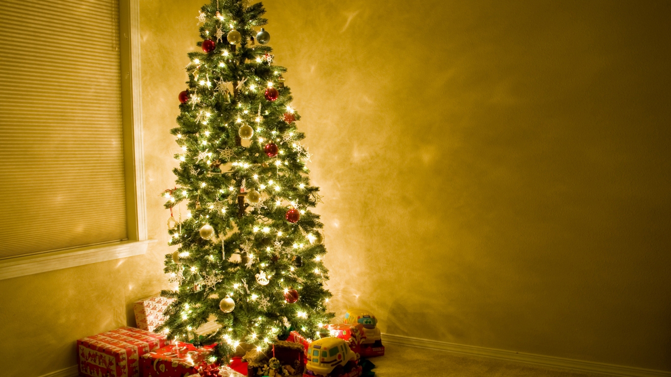 Christmas Tree Beautiful for 1366 x 768 HDTV resolution
