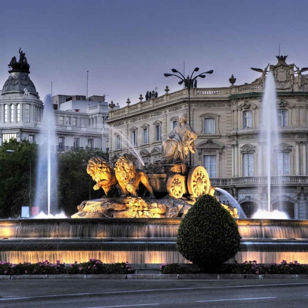 Cibeles Fountain in Madrid for 1024 x 1024 iPad resolution