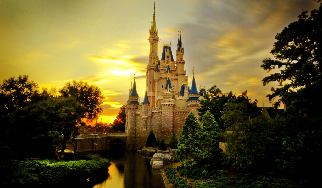 Cinderella Castle for 1024 x 600 widescreen resolution