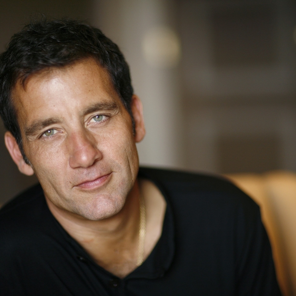 Clive Owen Smile for 1024 x 1024 iPad resolution