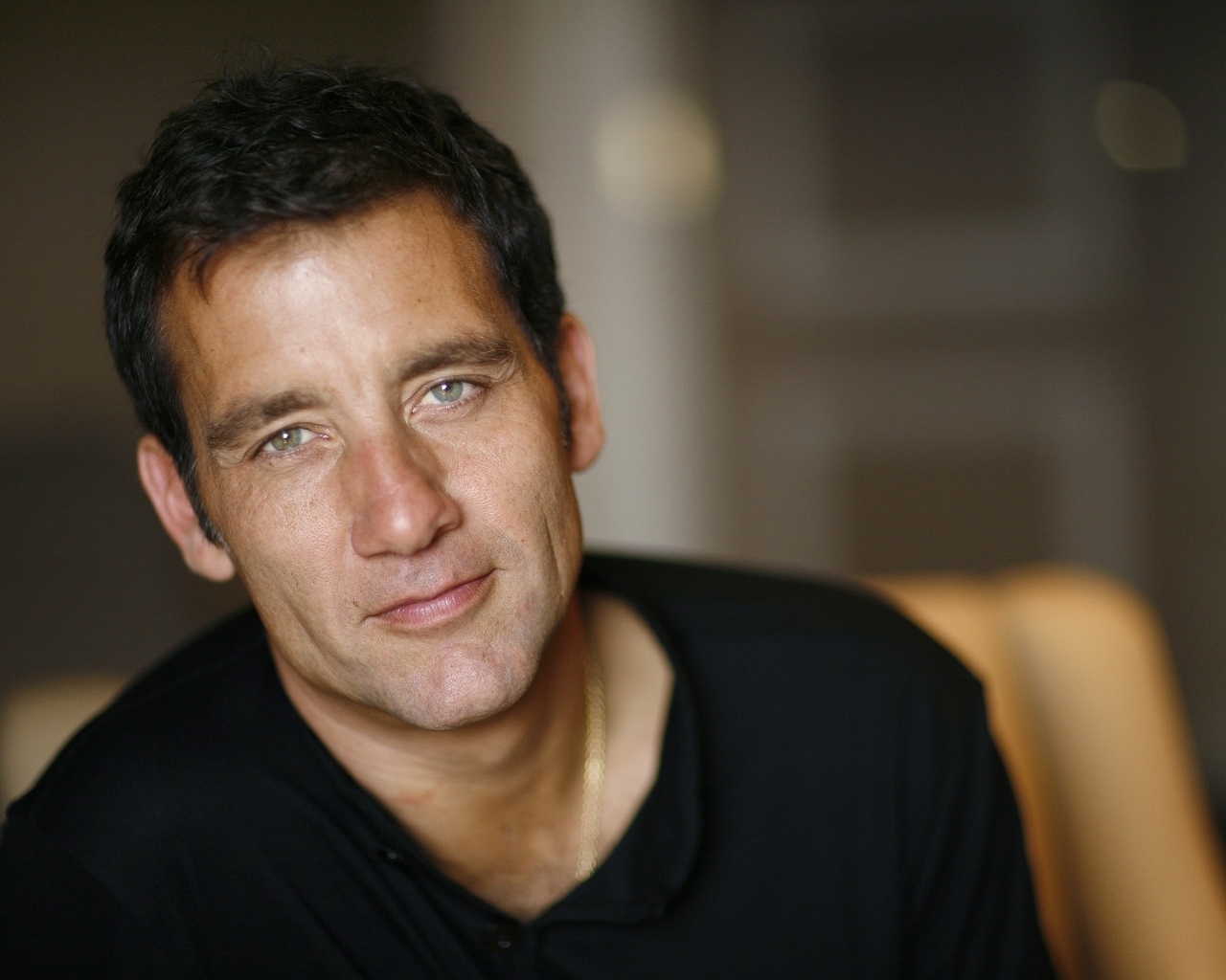 Clive Owen Smile for 1280 x 1024 resolution