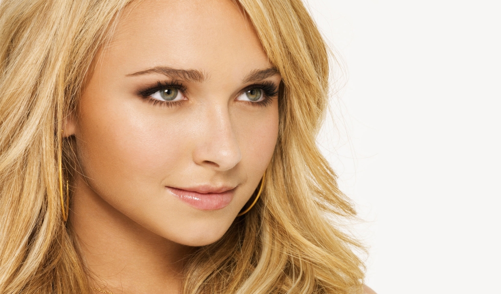 Close Up Hayden Panettiere for 1024 x 600 widescreen resolution