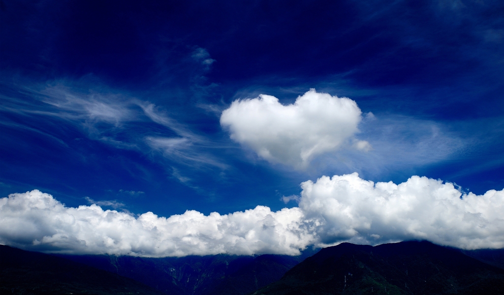 Clouds Heart for 1024 x 600 widescreen resolution