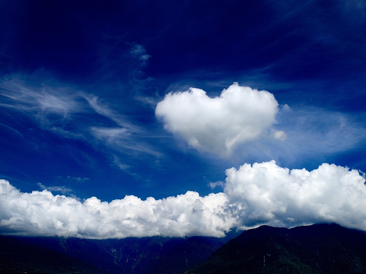 Clouds Heart for 1280 x 960 resolution