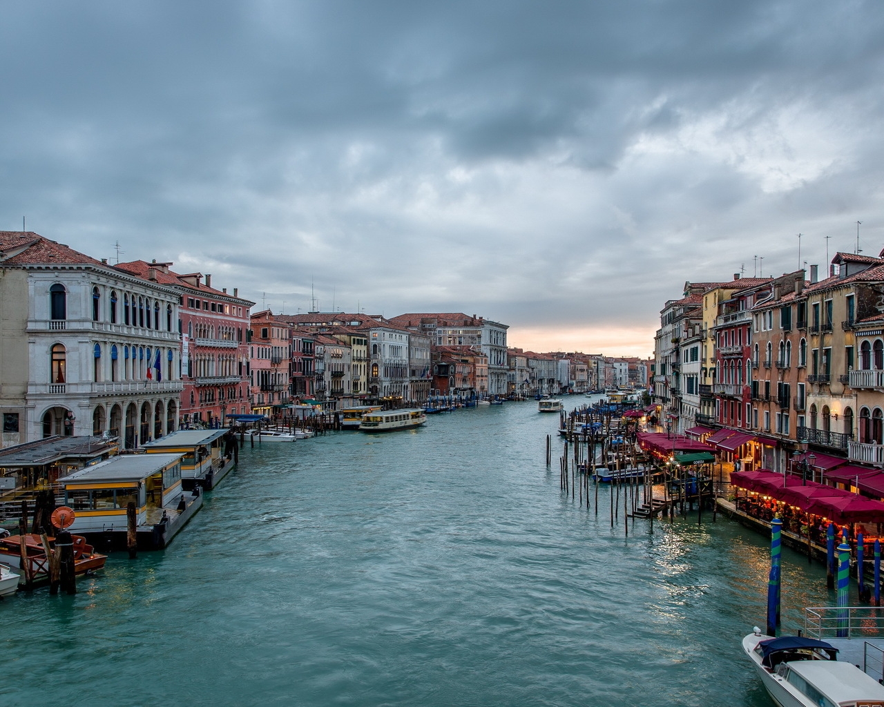 Cloudy Day in Venice for 1280 x 1024 resolution