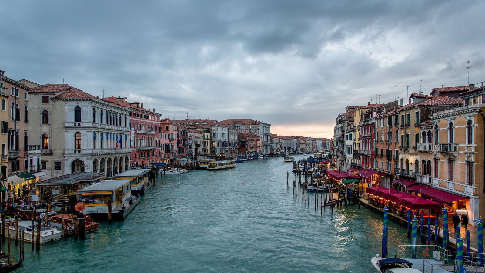 Cloudy Day in Venice for 1600 x 900 HDTV resolution