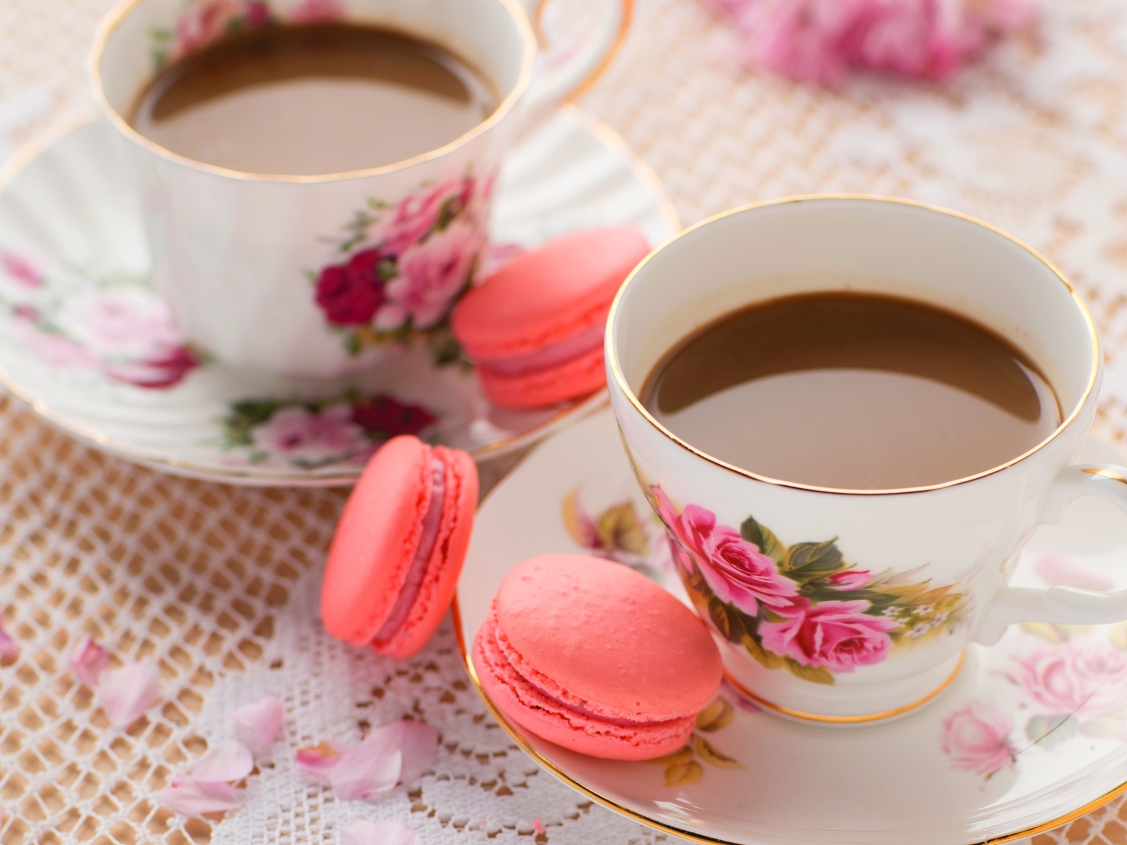 Coffee and Macaroons for 1600 x 1200 resolution