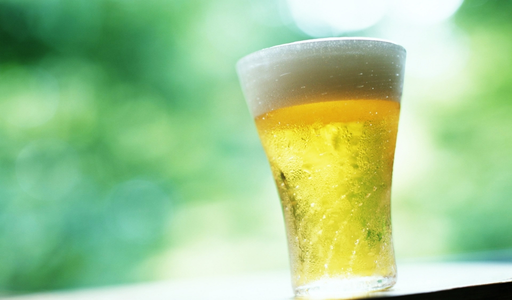 Cold Glass of Beer hd wallpaper for 1024 x 600 widescreen resolution