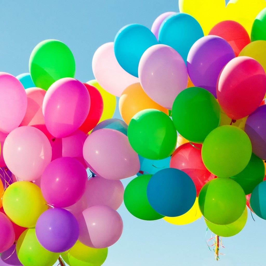 Colorful Balloons in the Sky for 1024 x 1024 iPad resolution