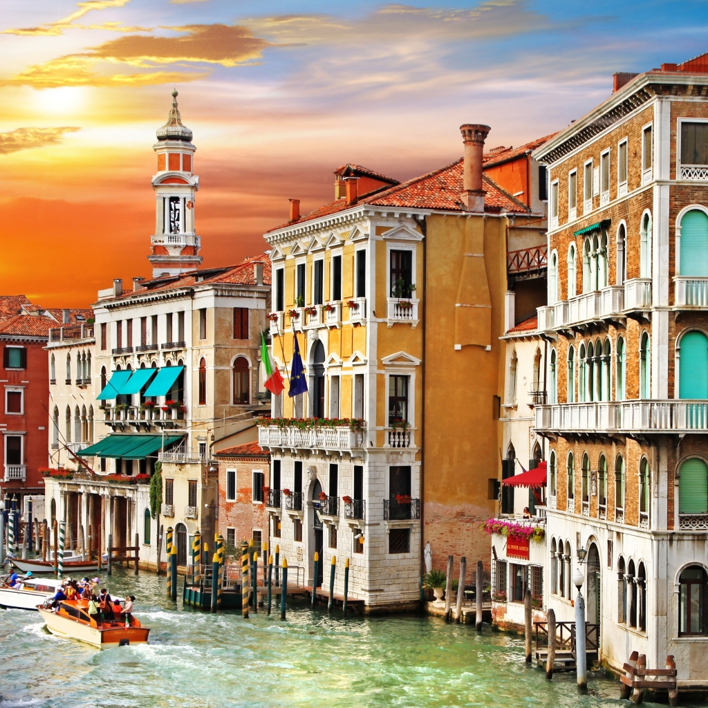 Colorful Venice Corner for 1024 x 1024 iPad resolution