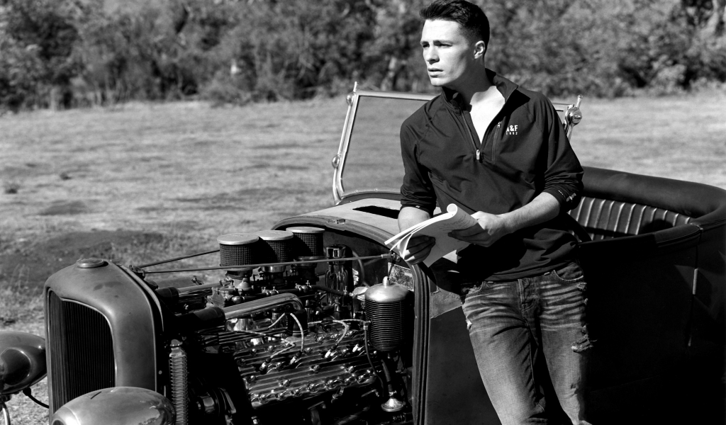 Colton Haynes Black and White for 1024 x 600 widescreen resolution
