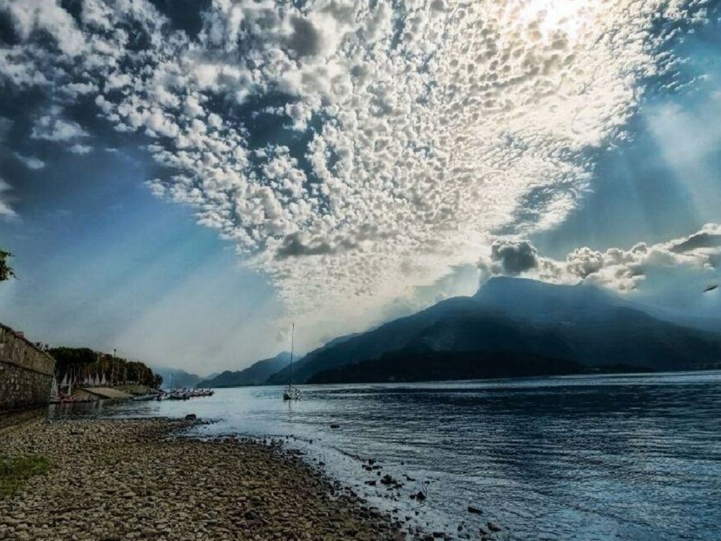 Como Lake Italy for 1024 x 768 resolution