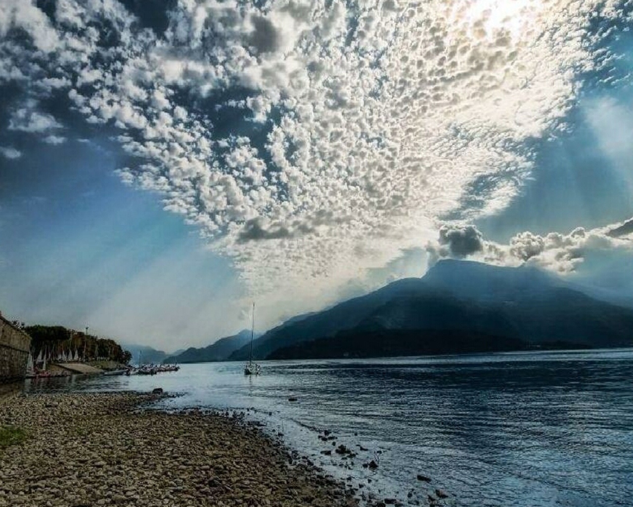 Como Lake Italy for 1280 x 1024 resolution