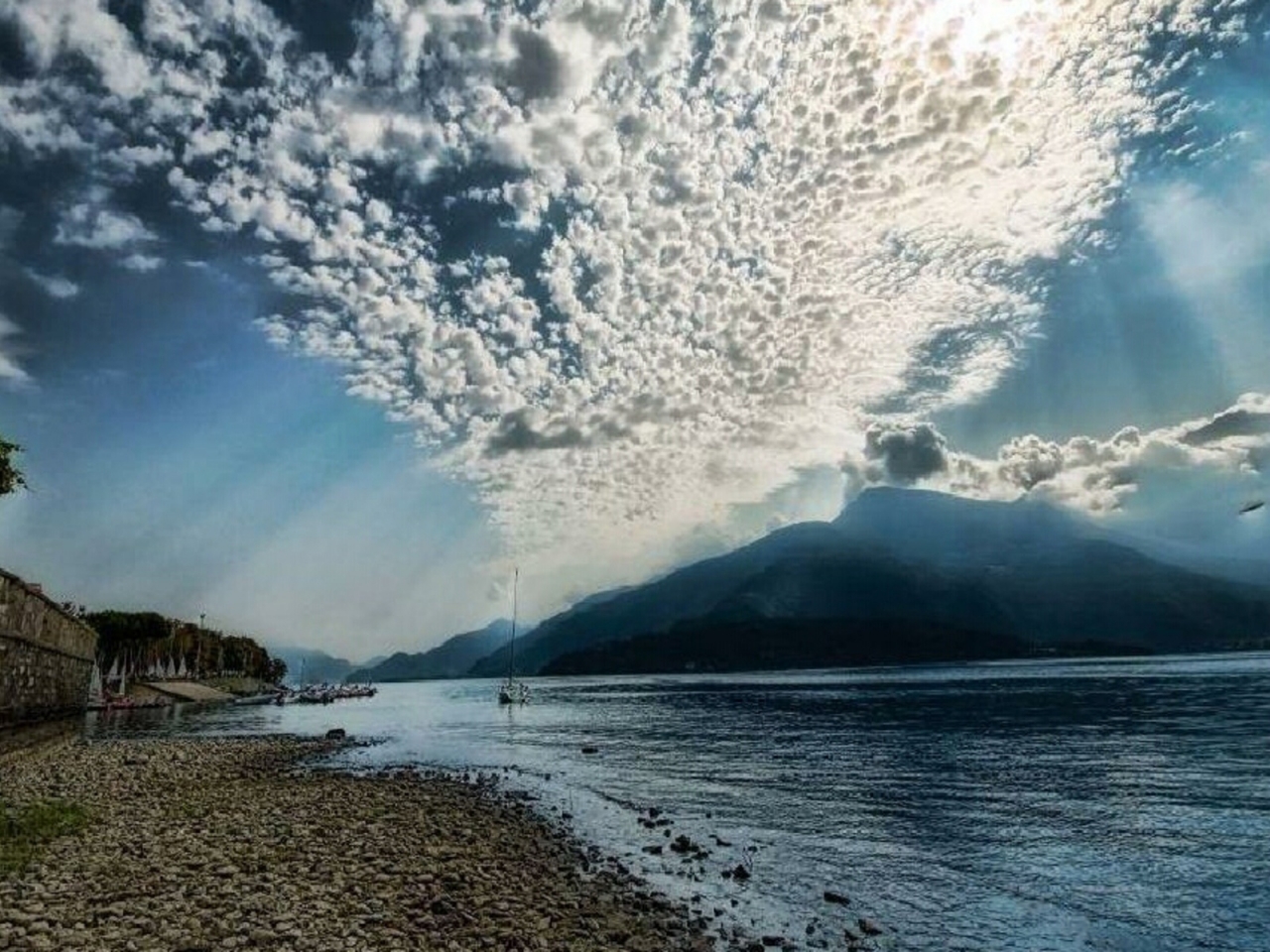 Como Lake Italy for 1280 x 960 resolution