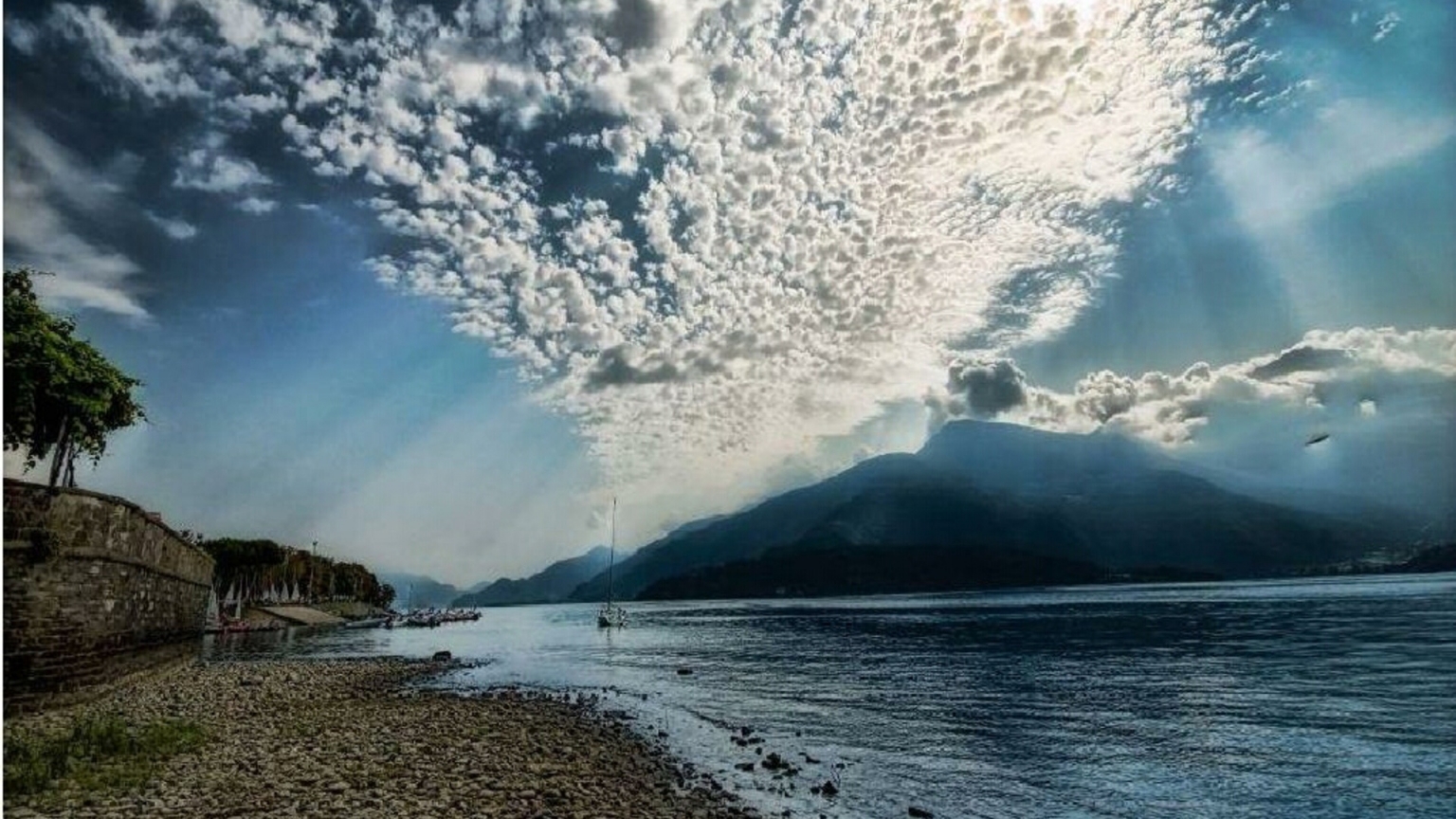 Como Lake Italy for 1536 x 864 HDTV resolution