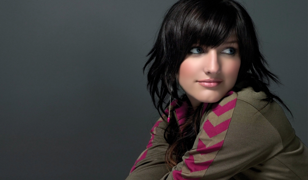 Cool Ashlee Simpson for 1024 x 600 widescreen resolution
