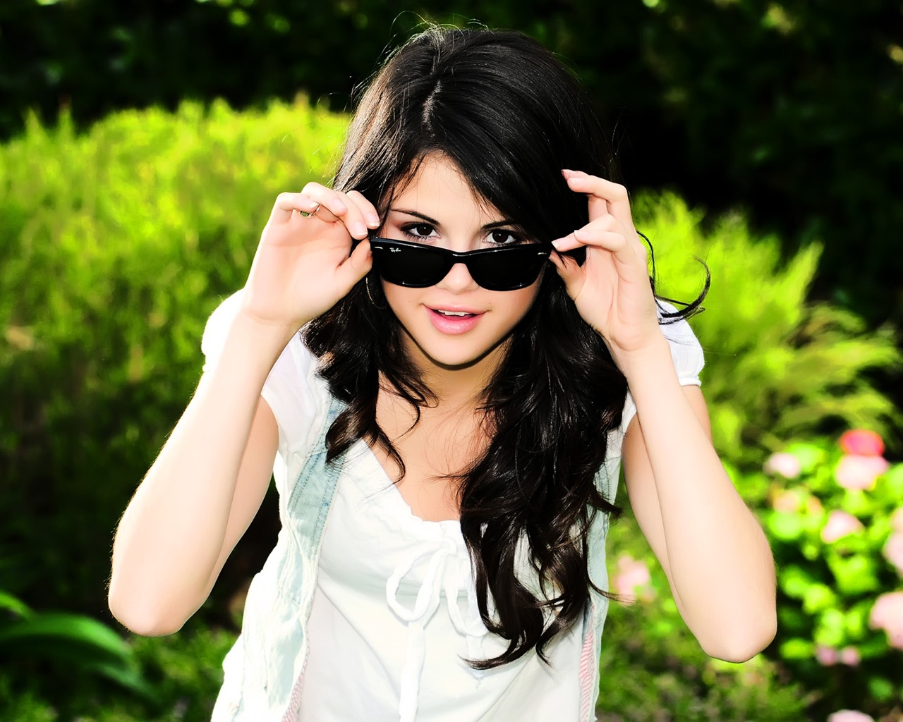 Cool Selena Gomez for 1280 x 1024 resolution