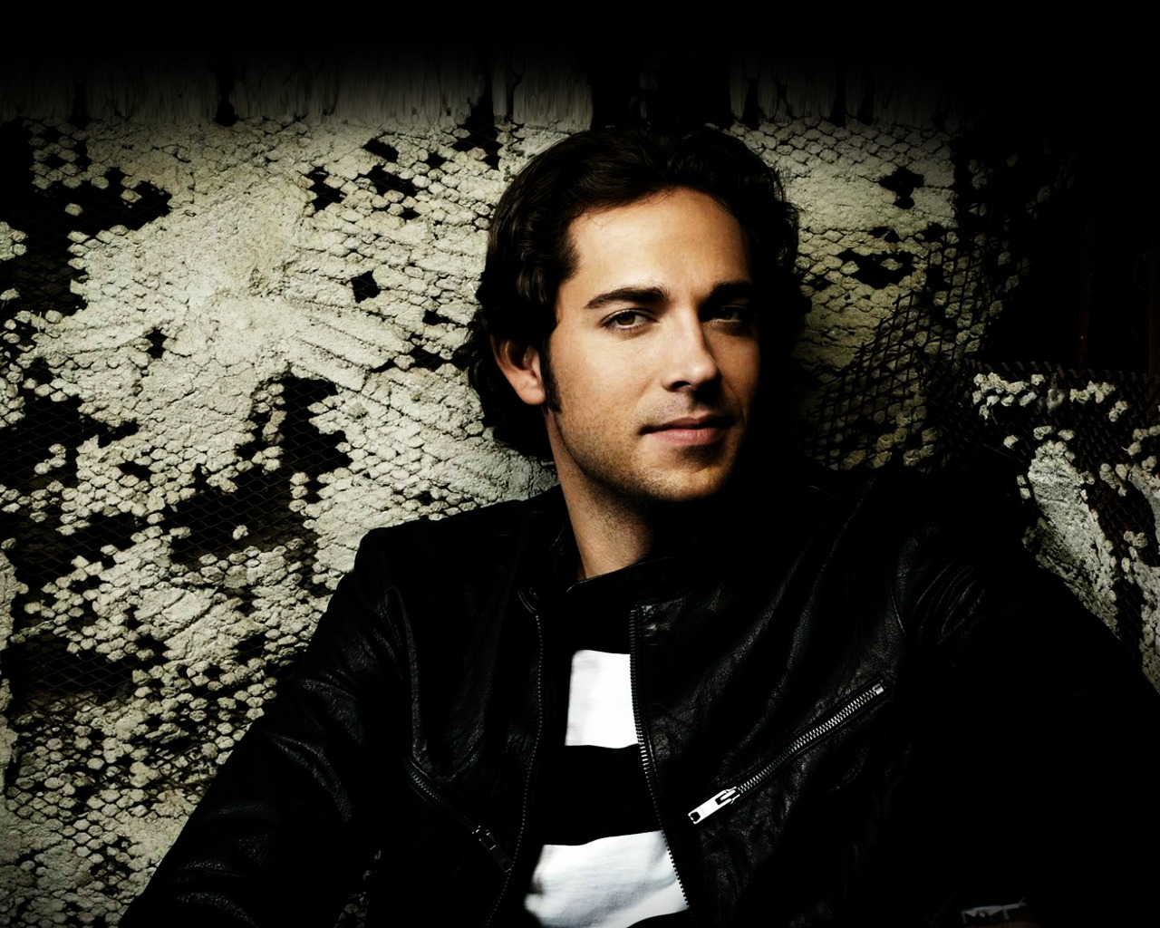 Cool Zachary Levi for 1280 x 1024 resolution