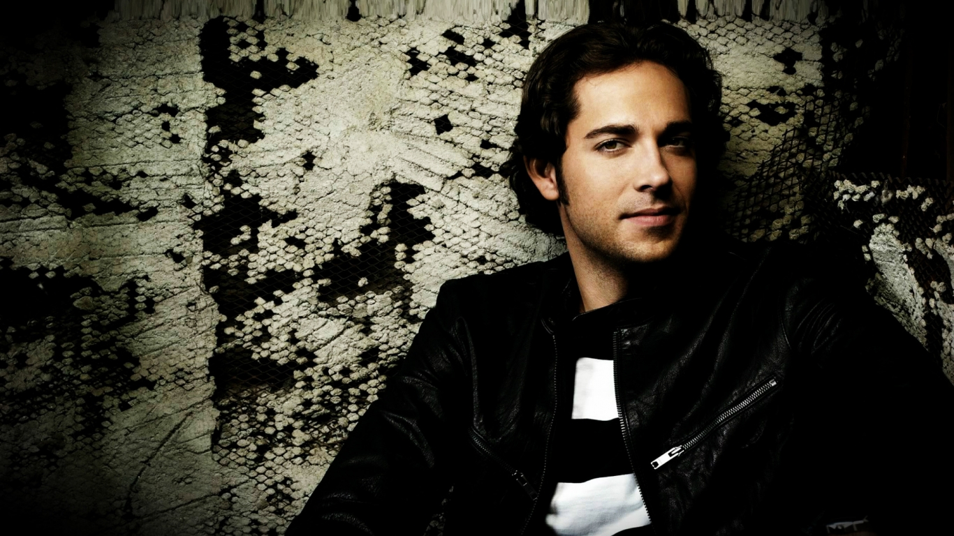 Cool Zachary Levi for 1366 x 768 HDTV resolution