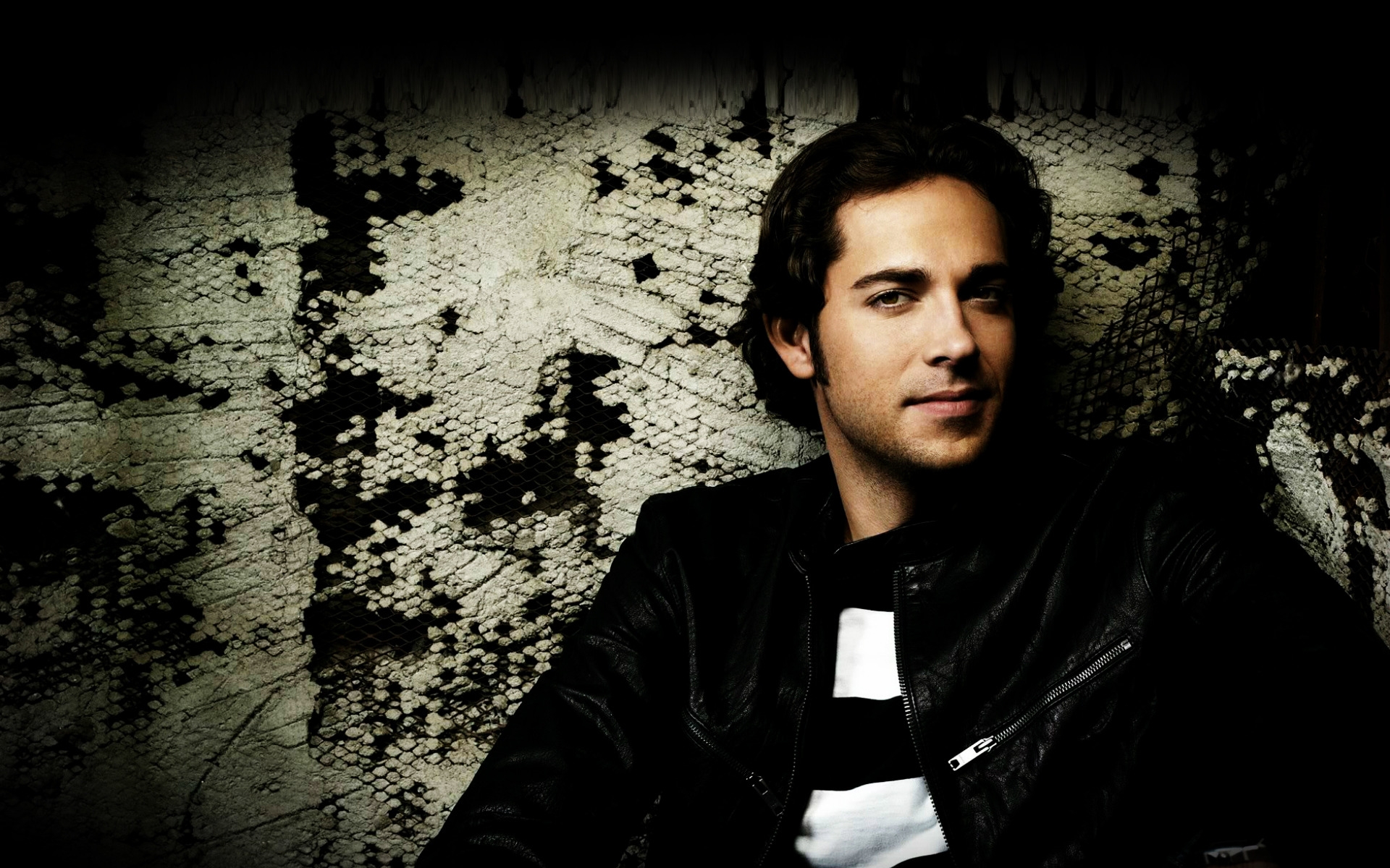 Cool Zachary Levi for 1920 x 1200 widescreen resolution