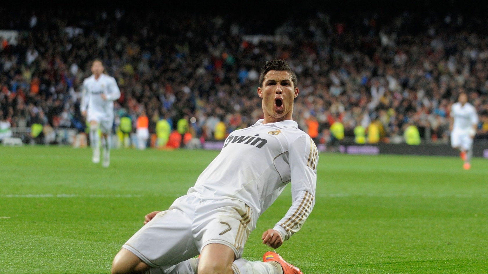 Cristiano Ronaldo Celebrating for 1680 x 945 HDTV resolution