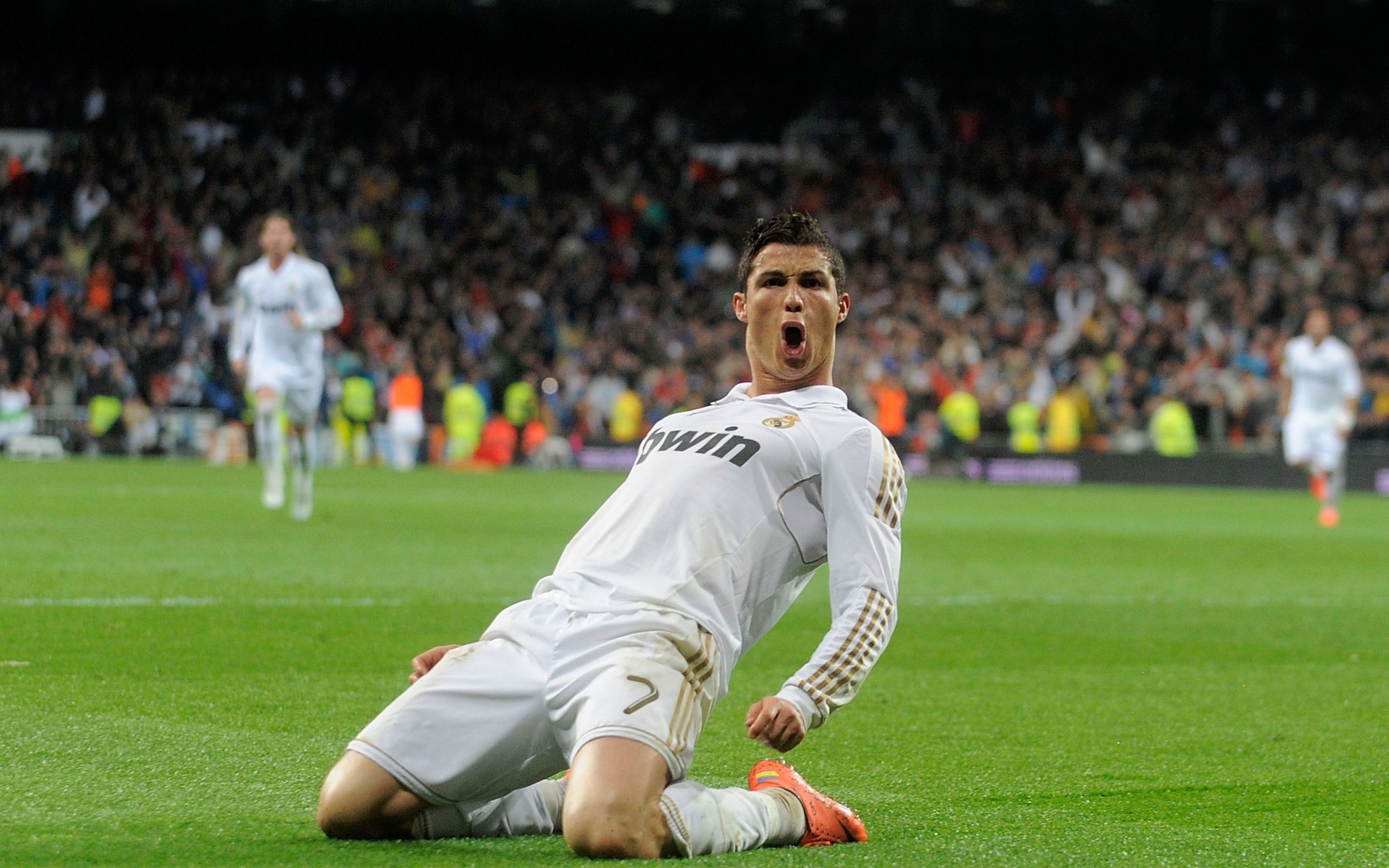 Cristiano Ronaldo Celebrating for 2880 x 1800 Retina Display resolution