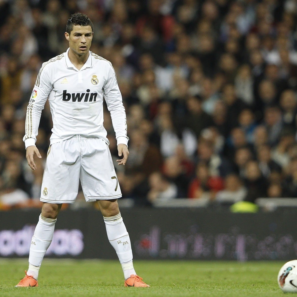Cristiano Ronaldo Concentrating for 1024 x 1024 iPad resolution