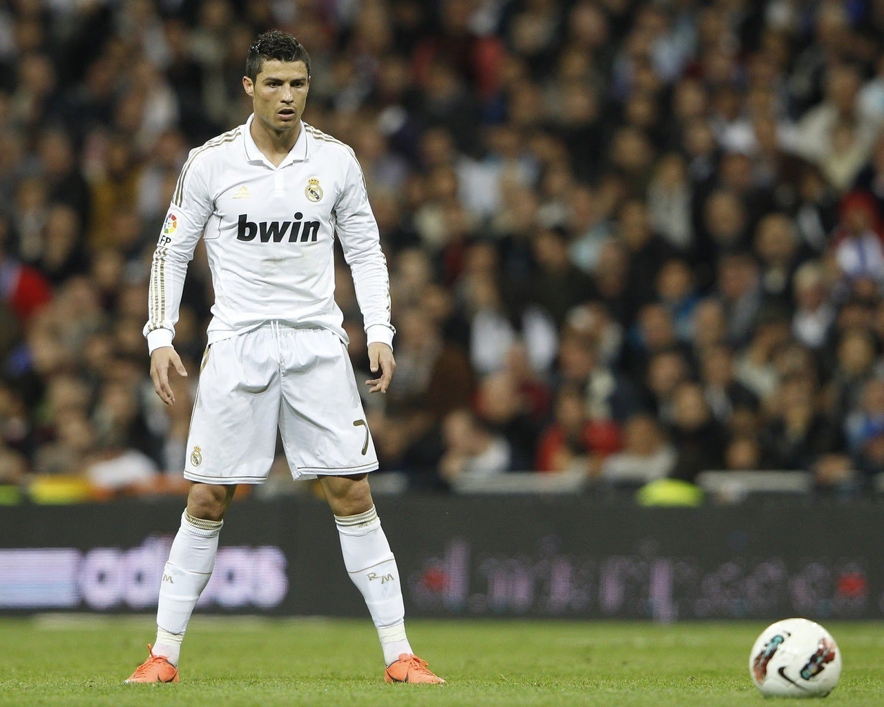 Cristiano Ronaldo Concentrating for 1280 x 1024 resolution