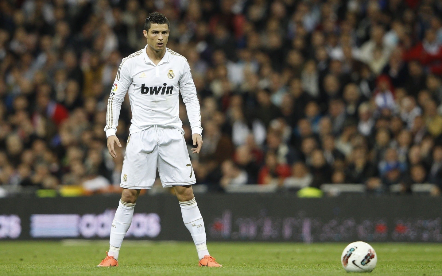 Cristiano Ronaldo Concentrating for 1440 x 900 widescreen resolution