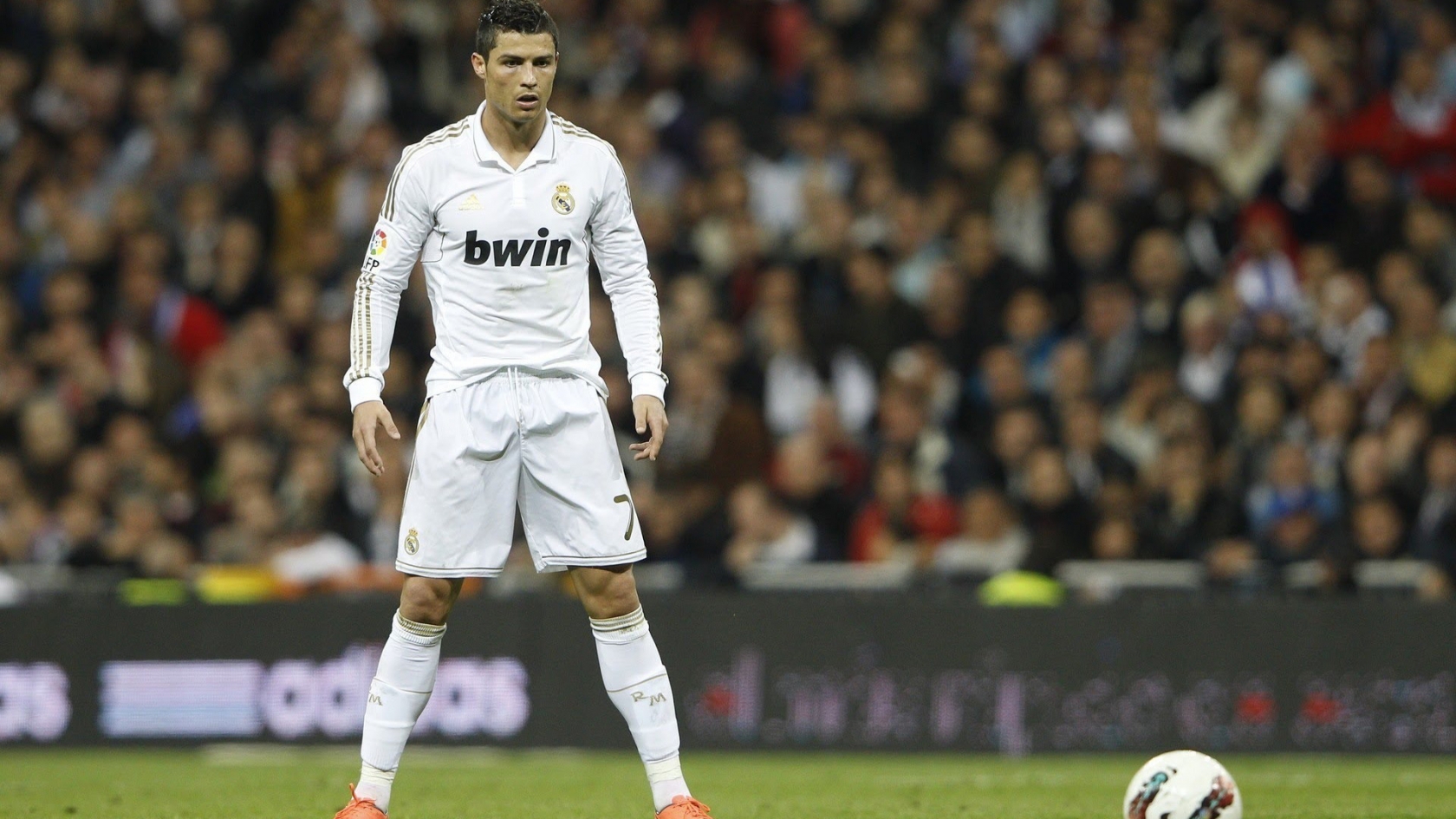 Cristiano Ronaldo Concentrating for 1680 x 945 HDTV resolution