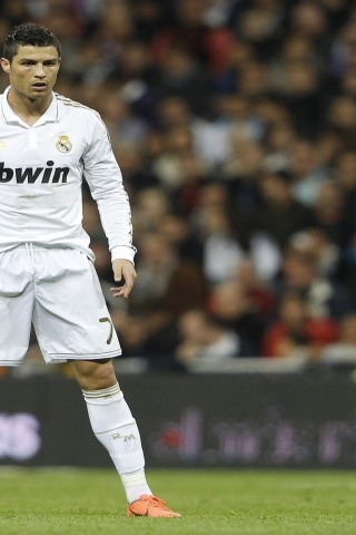 Cristiano Ronaldo Concentrating for 320 x 480 iPhone resolution