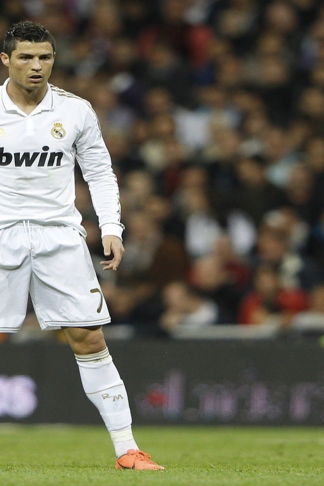 Cristiano Ronaldo Concentrating for 640 x 960 iPhone 4 resolution