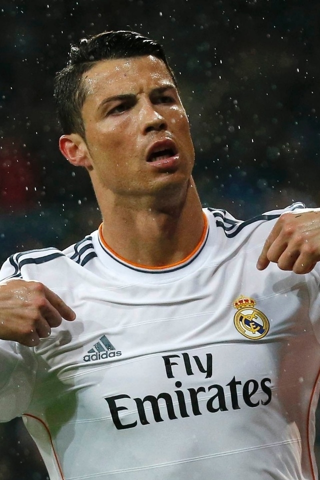 Cristiano Ronaldo in Rain for 640 x 960 iPhone 4 resolution