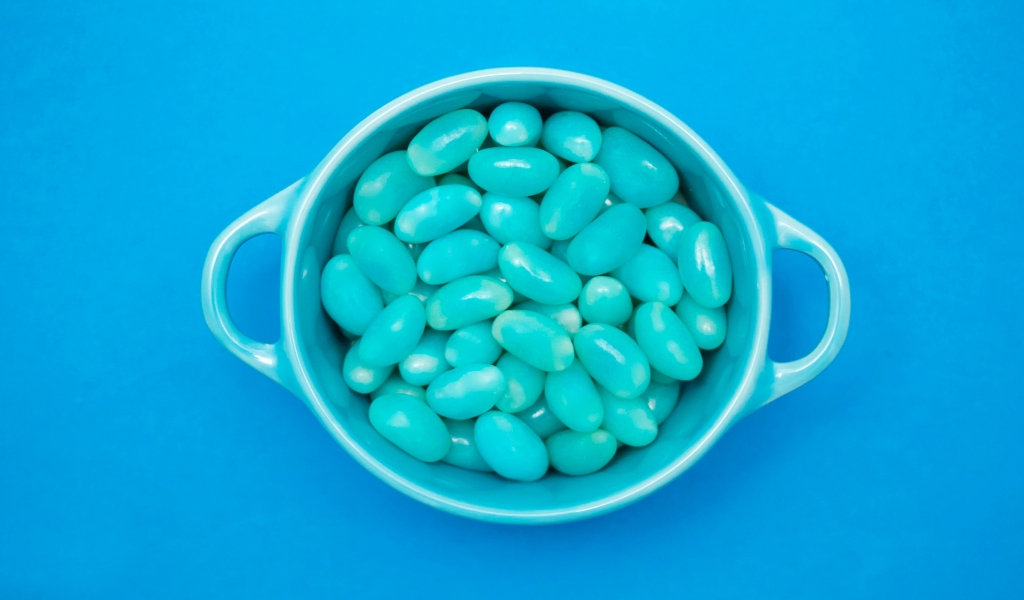 Cup of Jelly Beans for 1024 x 600 widescreen resolution