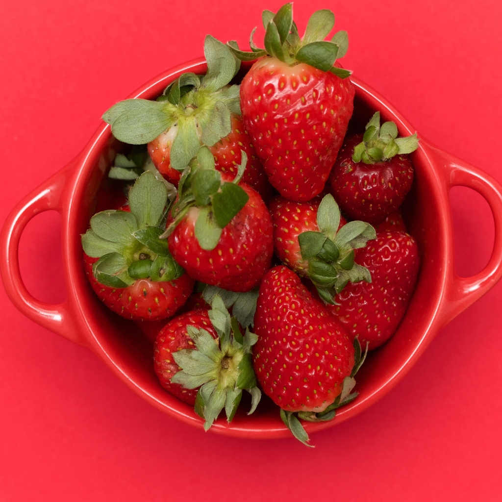 Cup of Strawberries  for 1024 x 1024 iPad resolution