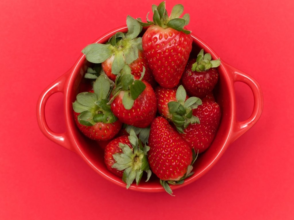 Cup of Strawberries  for 1024 x 768 resolution