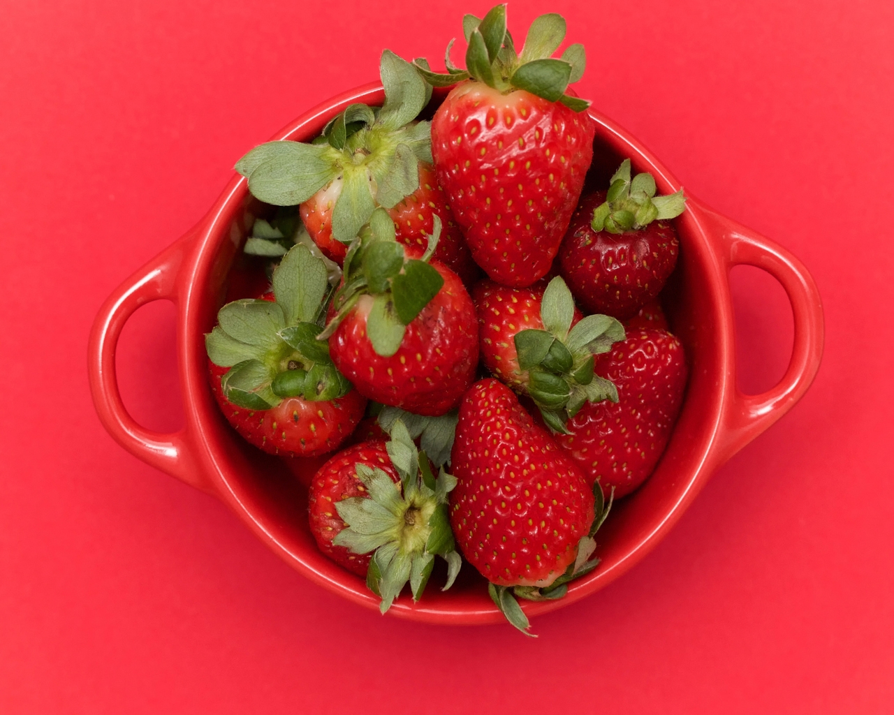 Cup of Strawberries  for 1280 x 1024 resolution