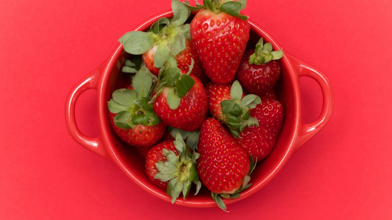Cup of Strawberries  for 1280 x 720 HDTV 720p resolution
