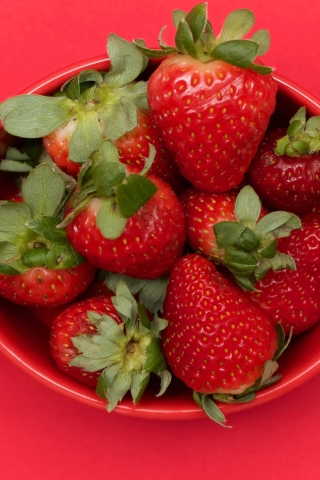 Cup of Strawberries  for 320 x 480 iPhone resolution