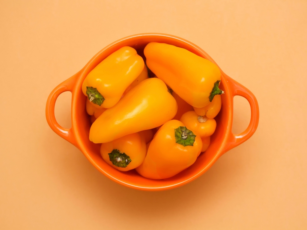 Cup of Yellow Peppers for 1024 x 768 resolution